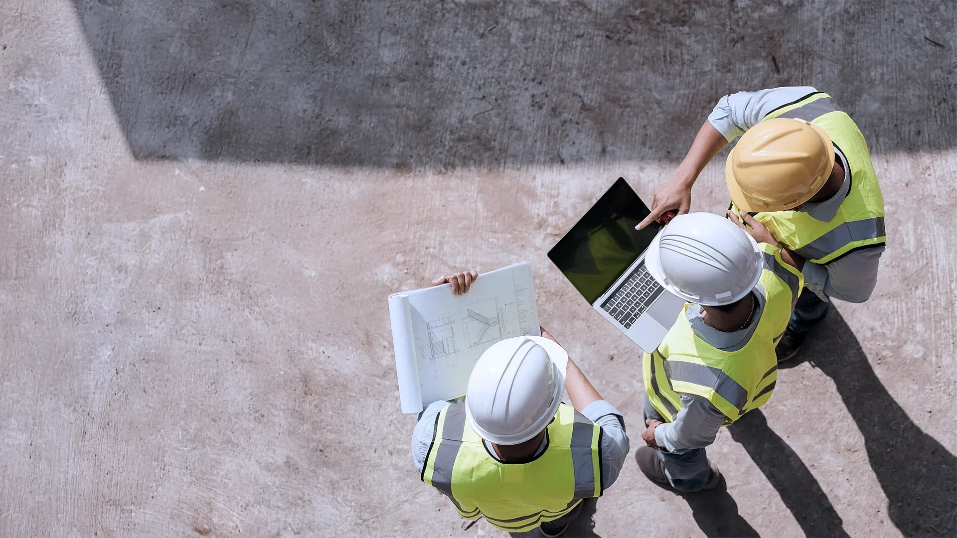 Ekipa instalacyjna analizuje plan i dokumentację na obiekcie